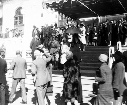 Duke and Duchess of York meeting the citizens from  the steps of Parliament House