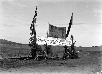 Royal visit - Greetings erected by the Canberra Highland Society (Long may your chimney smoke)