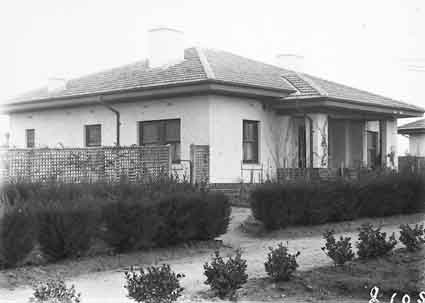 FCC (Federal Capital Commission) Cottage - Type 26 T3 and gardens, Gosse Street, Kingston
