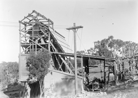 Stone crushing and screening plant at Brickworks quarry.