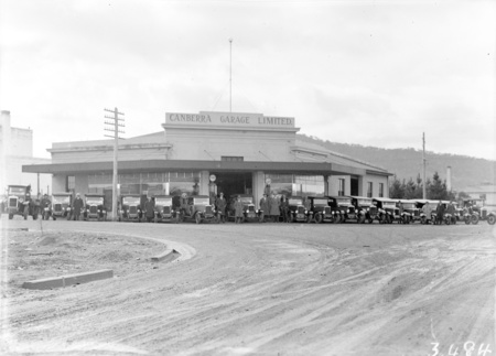 Convoy of cars at Canberra Garage Limited, Mort Street.