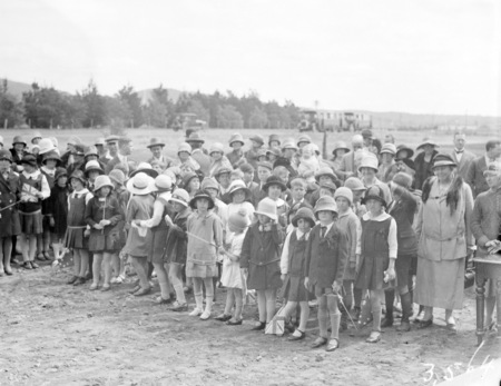 School children at the opening the Ainslie School in September 1927.