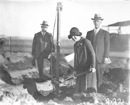 Tree planting in Canberra Avenue by visiting Rotarians