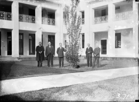 Group in the courtyard of Parliament House during the visit of Mr Barr(?), a member of the House of Commons.