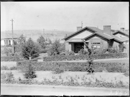 House with garden hedges at Kingston.