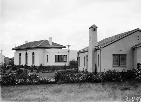 Alt Cresent Ainslie. House at rear is FCC Type 5. House in foreground is FCC Type 9.