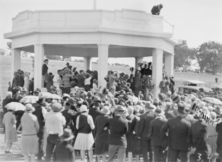 Crowds at the Rotunda to welcome Captain W.N. Lancaster and Mrs Keith Miller.