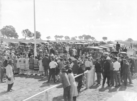 Some of the crowds to welcome the arrival of Captain W.N. Lancaster and Mrs Keith Miller at the Review Ground opposite Hotel Kurrajong.
