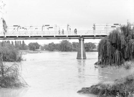 Commonwealth Bridge over the Monoglo River showing floodwaters and depth gauge.