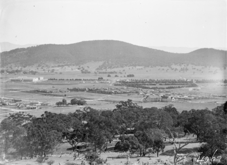 Braddon and Civic Centre from Mount Ainslie. Line of trees delineates Northbourne Avenue.