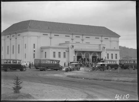 Empire Day at the Capitol Theatre, Manuka, with buses and motor cars.