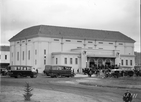 Empire Day at the Capitol Theatre, Manuka, with buses and motor cars.