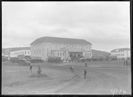 Empire Day at the Capitol Theatre, Manuka, with buses and motor cars.