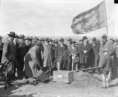 Tree planting ceremony by the Highland Society.