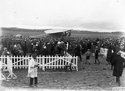  Kingsford Smith's Fokker Trimotor type FV111 B/3M  aircraft, Southern Cross and crowd at the air force landing ground near Duntroon (now Fairburn)