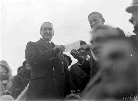 Rt Hon. S M Bruce making presentation of cheque for 5000 pounds to Charles  Kingsford Smith