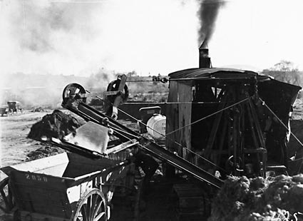 Keystone steam shovel loading wagons