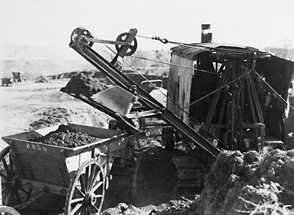 Keystone steam shovel loading wagons
