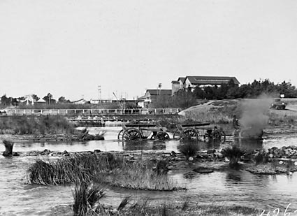 Cletrac tractor and wagons hauling gravel from the bed of the  Molonglo River near the Kingston  Power Station . See also 4224