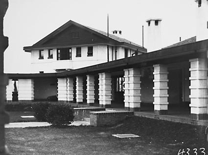 Front Entrance of the Hotel Canberra