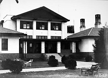 Front Entrance of the Hotel Canberra