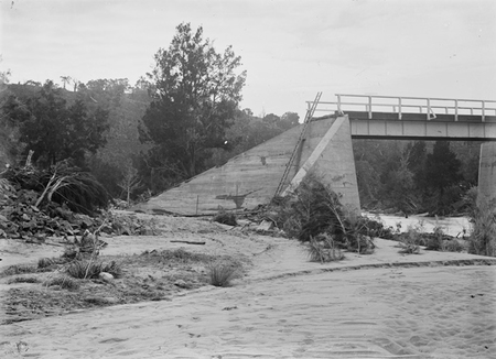 Bridge over Murrumbidgee River after 1922 flood damage showing the western embankment washed away. Under reconstruction.