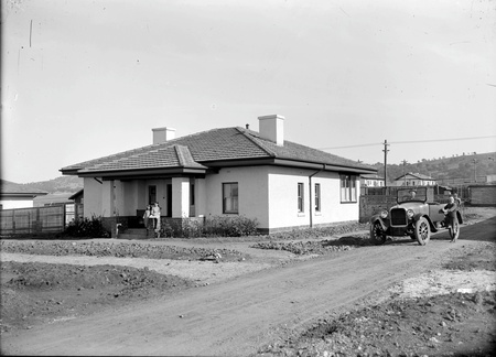 Cottage, motor car and family - Gosse street Eastlake (now Kingston)