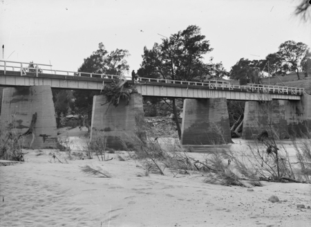 Flood debris at bridge over the Murrumbidgee River at the Cotter Pump House, 1922 floods.