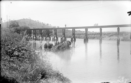 Railway bridge over Molonglo River with debris after July 1922 floods