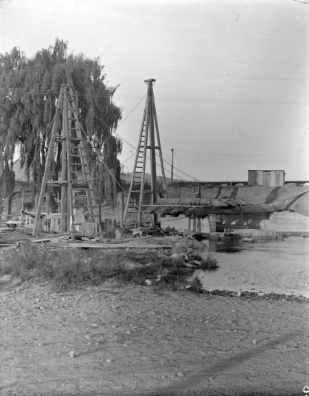 Construction of new bridge at Lennox Crossing over Molonglo River.