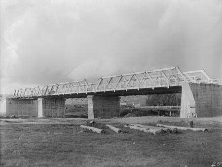 Commonwealth Avenue Bridge over the Molonglo River, nearing completion.