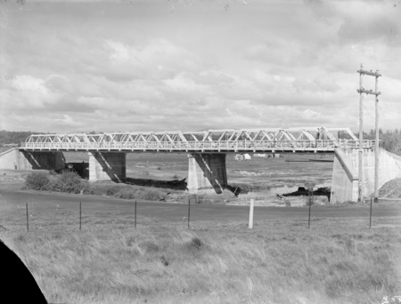 Commonwealth Avenue Bridge over the Molonglo River, nearing completion.
