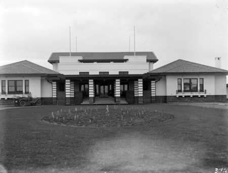 Front entrance to Hotel Canberra.