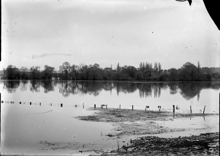 Molonglo Rver in flood.