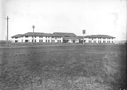 Hotel Kurrajong from front (on National Circuit)