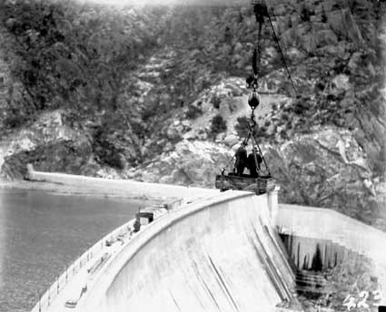 Burrinjuck Dam under construction - Flying fox used for delivering construction material