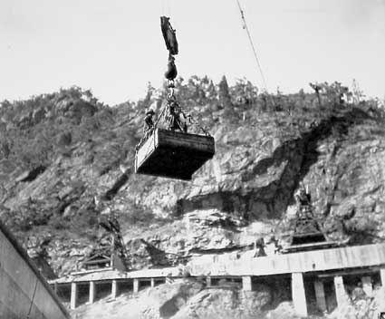 Burrinjuck Dam under construction using flying fox