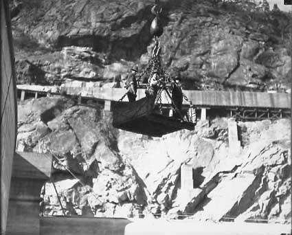 Burrinjuck Dam under construction using flying fox