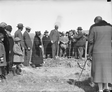 Tour of Canberra by the Victorian Branch of the English Speaking Union.