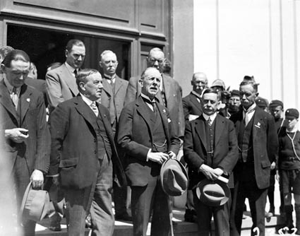 Group of Empire Parliamentary Association delegates at Parliament House steps. Marquis of Salisbury speaking