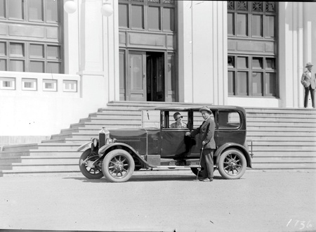 Mr and Mrs Deane with motor car in front of Parliament House