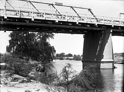 Commonwealth Avenue Bridge from the Molonglo River