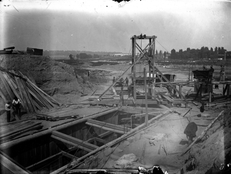 Sewerage excavation and tunneling  workings, near Commonwealth Avenue Bridge