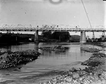 Commonwealth Avenue Bridge from the Molonglo River.