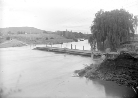 Lennox Crossing and Molonglo river in flood.
