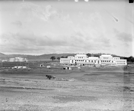 Parliament House and East Block under construction.