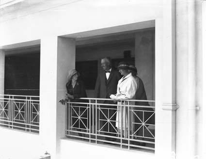 Tour of Canberra by the NSW branch of the English Speaking Union, on the balcony at Parliament House