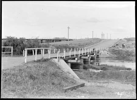 Lennox crossing bridge over the Molonglo River looking towards Commonwealth Avenue Bridge.
