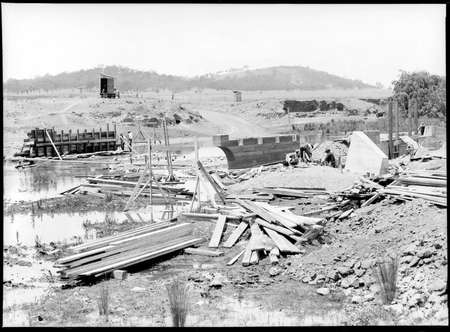 Scotts Crossing over the Molonglo River, under construction.