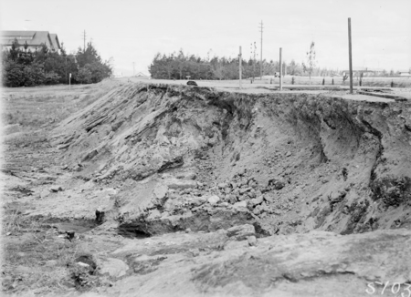 Washaway of Wentworth Avenue near the Kingston Power Station following Molonglo River floods.